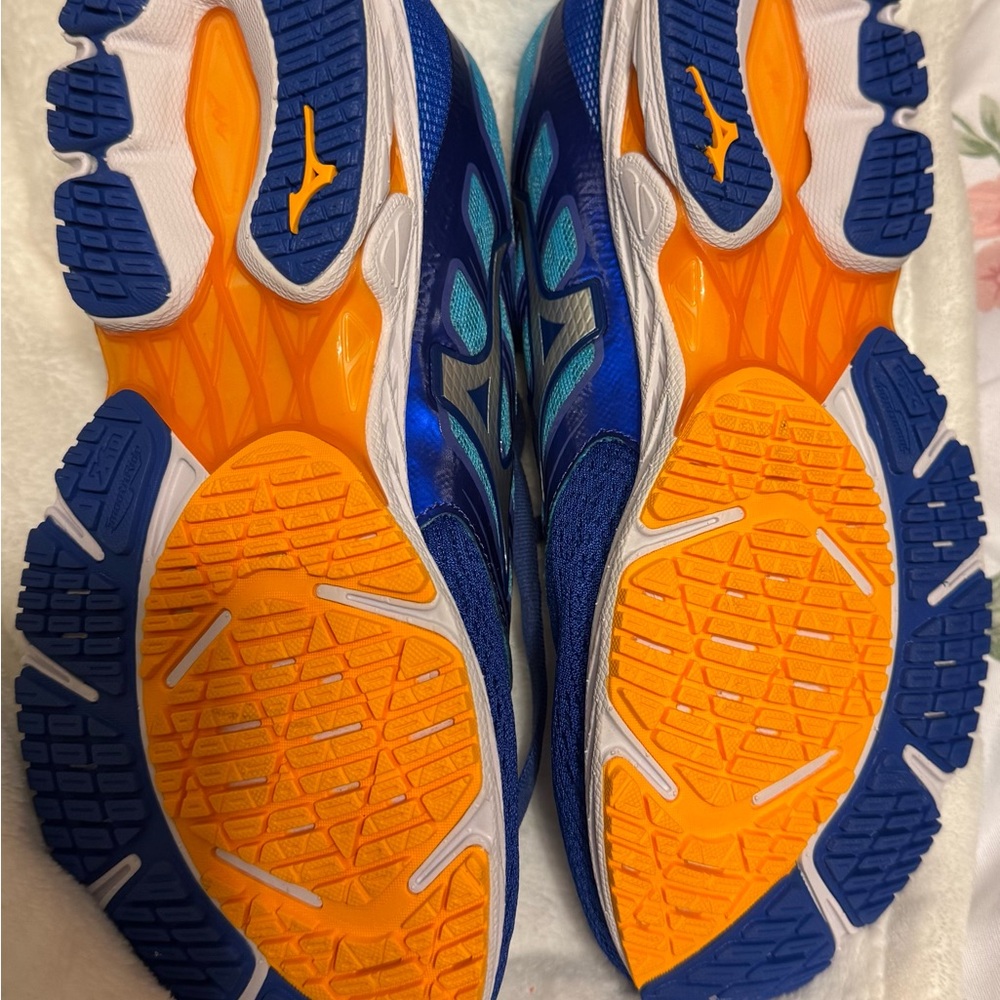 Mizuno Blue Athletic Footwear - Picture 2 of 3